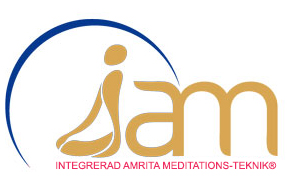 Shri Mata Amritanandamayi Devi med utsträckta armar och ett varmt leende – hela världens Moder